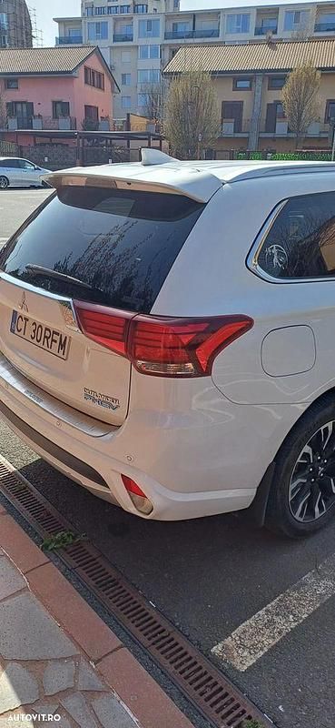 Second-hand Mitsubishi Outlander P-HEV 121 CP (88 kW) 2018 Culoarewhite SUV