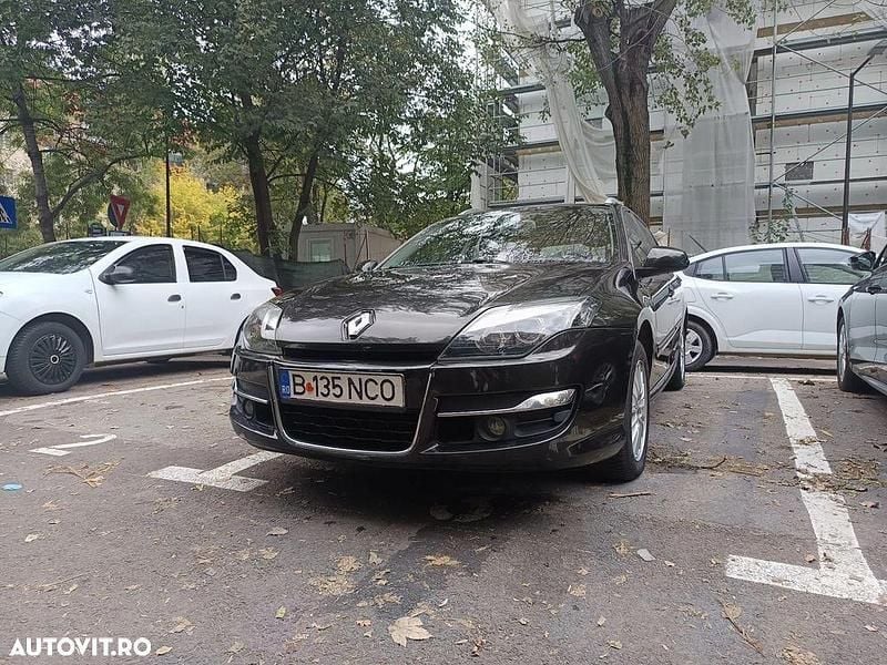 Culoarenegru Utilizat 2010 Renault Laguna III Expression Break | 2.799 EUR (Preț bun) - Imagine 1/4