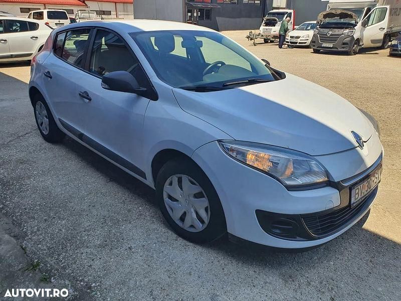 Culoarealb Utilizat 2013 Renault Mégane III | 4.400 EUR (Preț bun) - Imagine 1/4