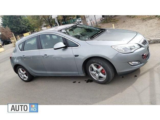 Gri Utilizat 2011 Opel Astra Hatchback | 3.600 EUR (Preț bun) - Imagine 1/4