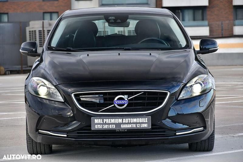 Second-hand Volvo V40 Momentum 150 CP (110 kW) 2016 Culoarenegru Hatchback