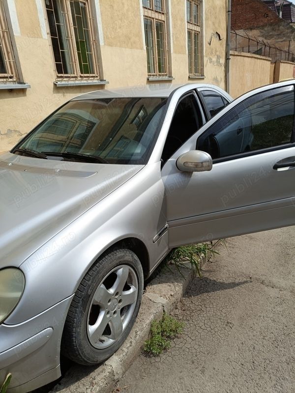 Utilizat 2004 Mercedes 220 Berlinǎ | 2.700 EUR - Imagine 1/4