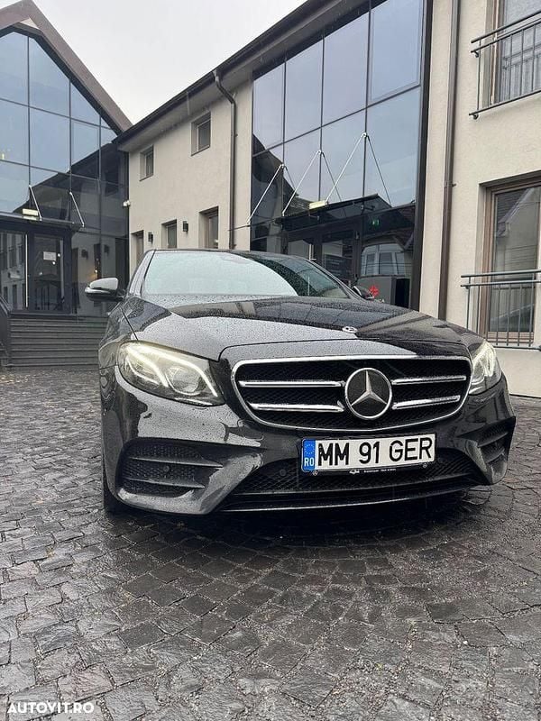 Culoarenegru Utilizat 2018 Mercedes E220 Berlinǎ | 27.700 EUR (Puțin scump) - Imagine 1/4