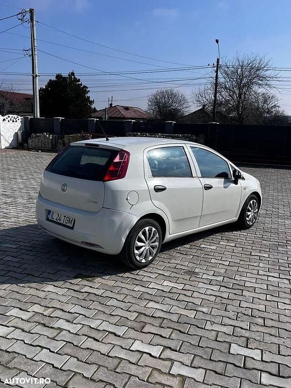 Second-hand Fiat Punto 70 CP (51 kW) 2010 Culoarealb Hatchback
