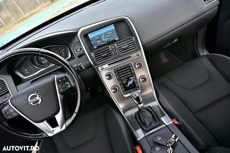 Second-hand Volvo XC60 Summum 215 CP (158 kW) 2015 Culoarenegru SUV