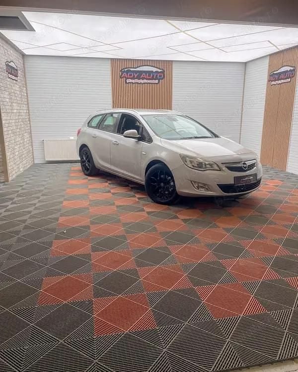 Second-hand Opel Astra drive 110 CP (80 kW) 2011 Argintiu Break