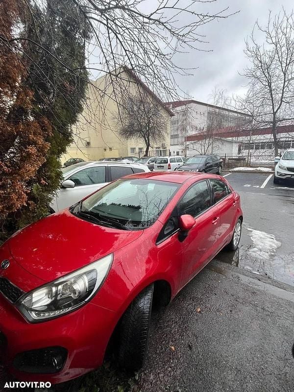 Second-hand Kia Rio 75 CP (55 kW) 2012 Culoarerosu Hatchback