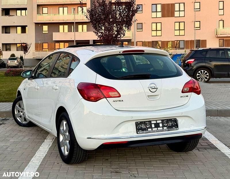 Second-hand Opel Astra Active 110 CP (80 kW) 2015 Culoarealb Hatchback