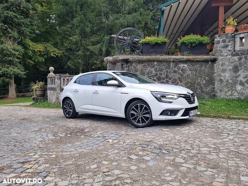 Culoarealb Utilizat 2018 Renault Mégane IV Intens Hatchback | 11.800 EUR (Preț bun) - Imagine 1/4