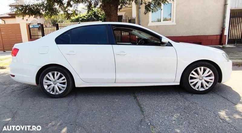 Culoarealb Utilizat 2013 VW Jetta Trendline Berlinǎ | 7.000 EUR (Preț OK) - Imagine 1/4