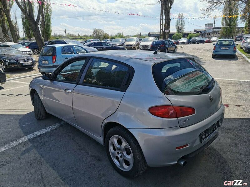 Second-hand Alfa Romeo 147 116 CP (85 kW) 2005 Argintiu Hatchback