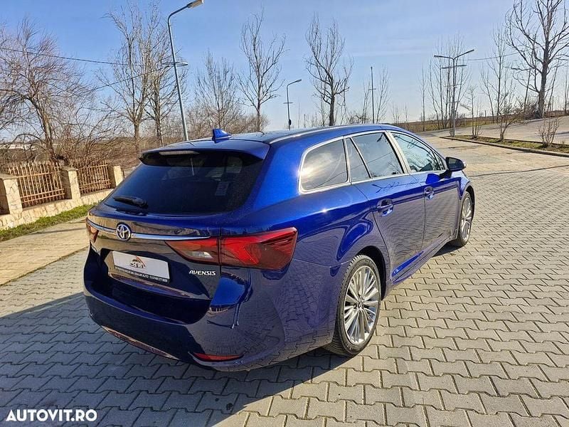 Second-hand Toyota Avensis Executive 143 CP (105 kW) 2016 Culoarealbastru Berlinǎ