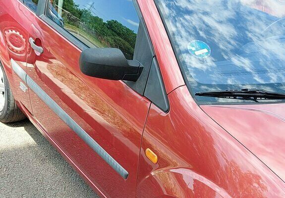 Second-hand Ford Fiesta 97 CP (71 kW) 2005 Roşu Hatchback