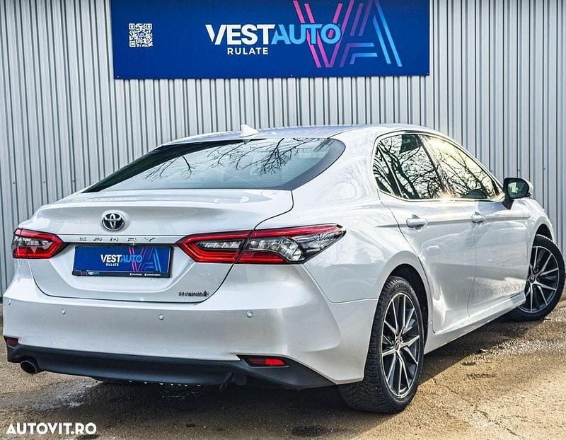 Second-hand Toyota Camry Luxury 218 CP (160 kW) 2022 Culoarealb Berlinǎ