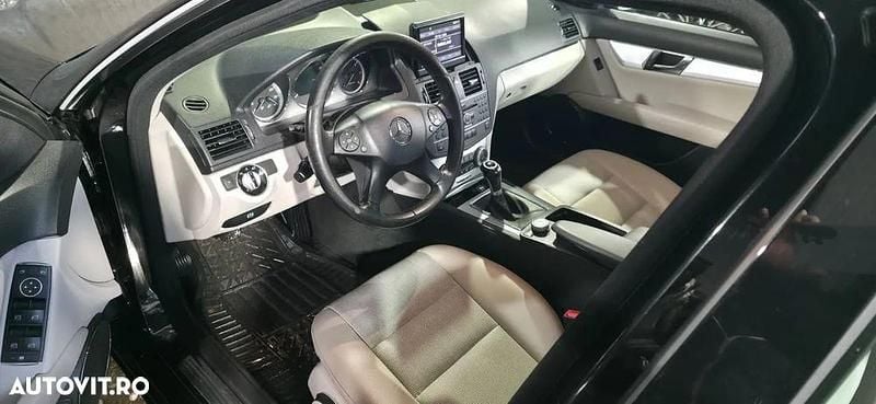 Culoarenegru Utilizat 2011 Mercedes C220 Berlinǎ | 7.200 EUR (Preț bun) - Imagine 1/4