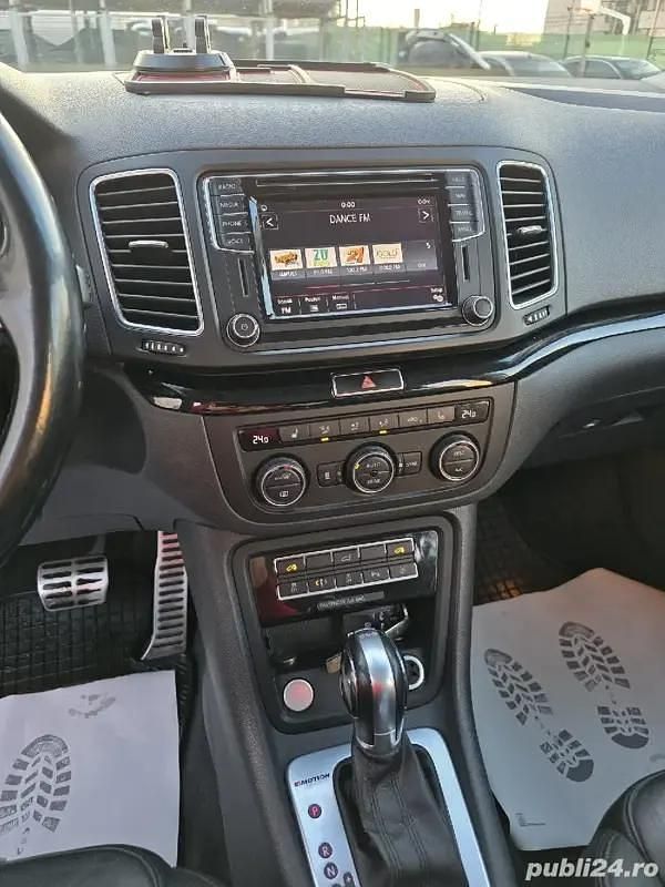 Second-hand VW Sharan 184 CP (135 kW) 2016 Argintiu Monovolum