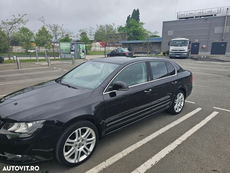 Negru Utilizat 2014 Skoda Superb Comfort Berlinǎ | 6.600 EUR (Preț OK) - Imagine 1/4