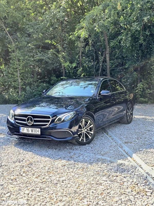 Culoarealbastru Utilizat 2020 Mercedes E300 Berlinǎ | 27.500 EUR (Preț bun) - Imagine 1/4
