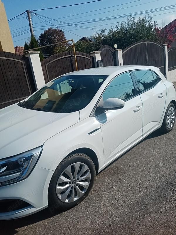 Alb Utilizat 2018 Renault Mégane IV Hatchback | 10.800 EUR (Preț bun) - Imagine 1/4