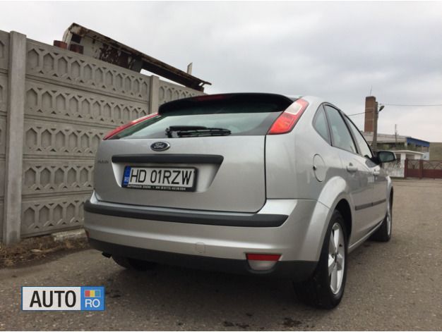 Gri Utilizat 2004 Ford Focus Hatchback | 2.750 EUR - Imagine 1/4