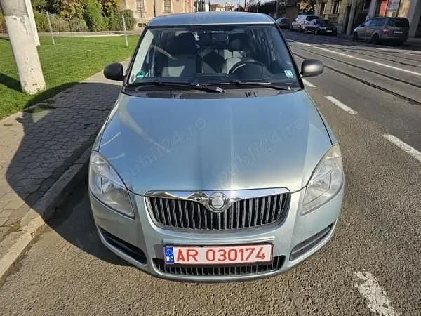Verde Utilizat 2010 Skoda Fabia Hatchback | 2.490 EUR (Preț bun) - Imagine 1/4
