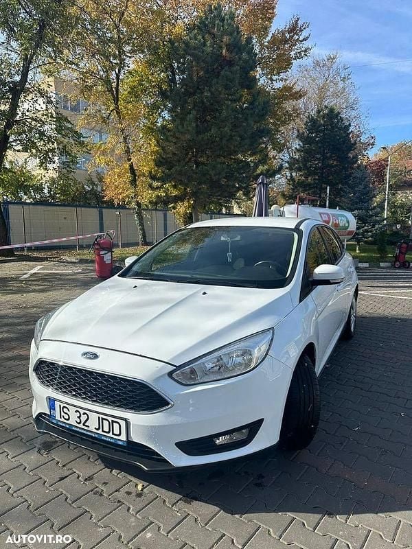 Culoarealb Utilizat 2017 Ford Focus Titanium Hatchback | 7.500 EUR (Preț bun) - Imagine 1/4