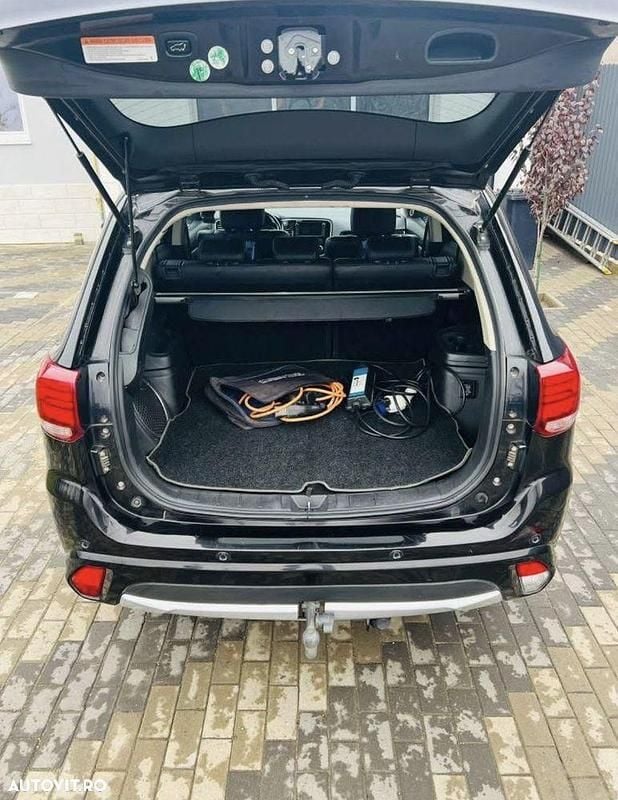 Second-hand Mitsubishi Outlander P-HEV 201 CP (147 kW) 2015 Culoarenegru SUV