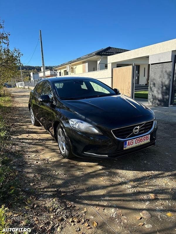 Culoarenegru Utilizat 2016 Volvo V40 Break | 8.700 EUR (Preț bun) - Imagine 1/4