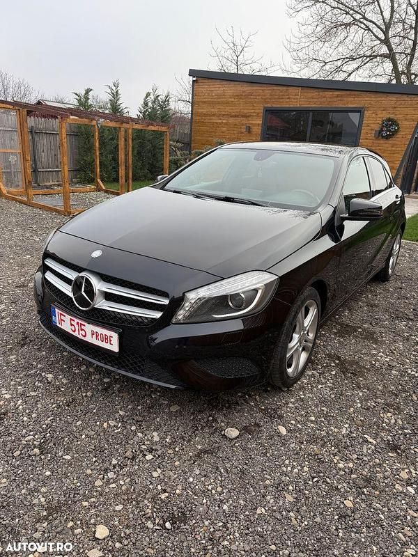 Culoarenegru Utilizat 2014 Mercedes A180 Hatchback | 9.600 EUR (Preț bun) - Imagine 1/4