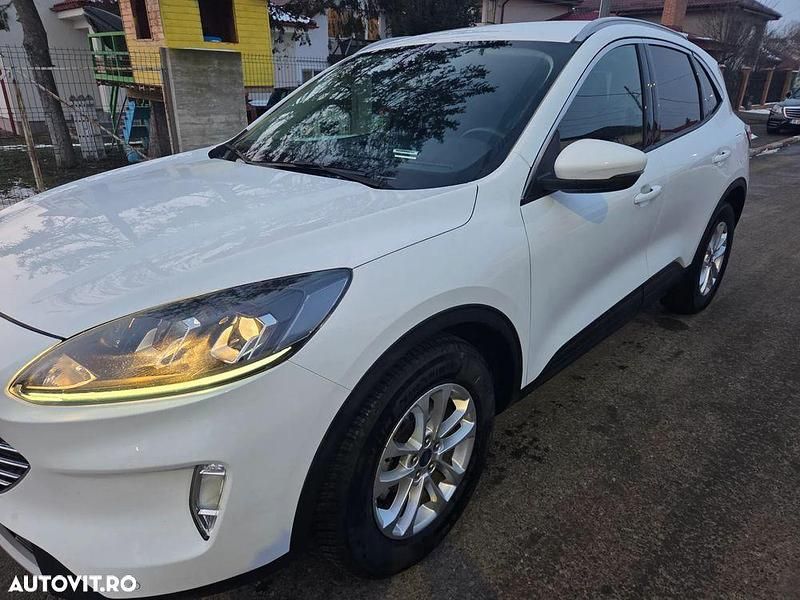 Second-hand Ford Kuga Cool & Connect 190 CP (139 kW) 2022 Culoarealb SUV