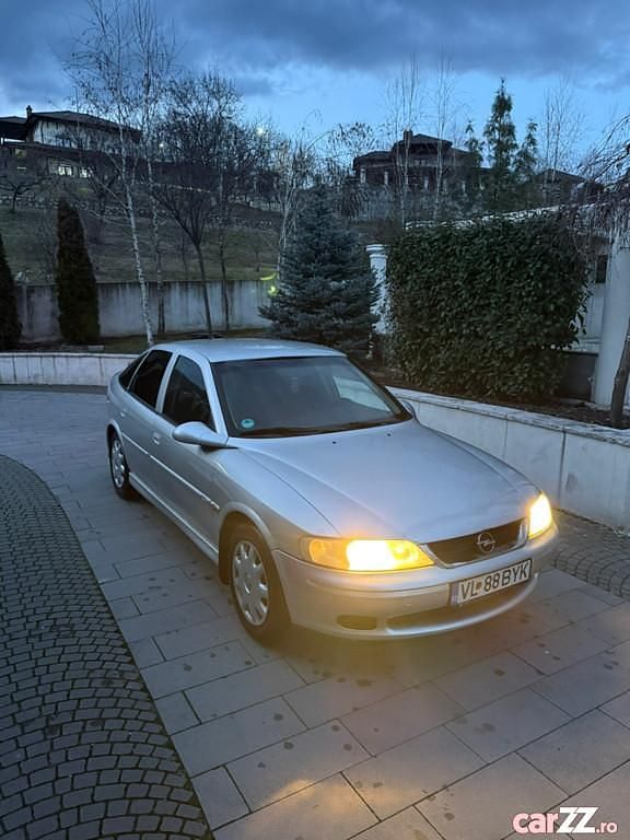 Second-hand Opel Vectra 101 CP (74 kW) 2001 Argintiu Berlinǎ