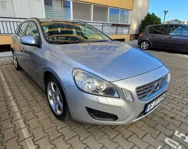 Argintiu Utilizat 2013 Volvo V60 Momentum Break | 5.100 EUR (Super Preț) - Imagine 1/4
