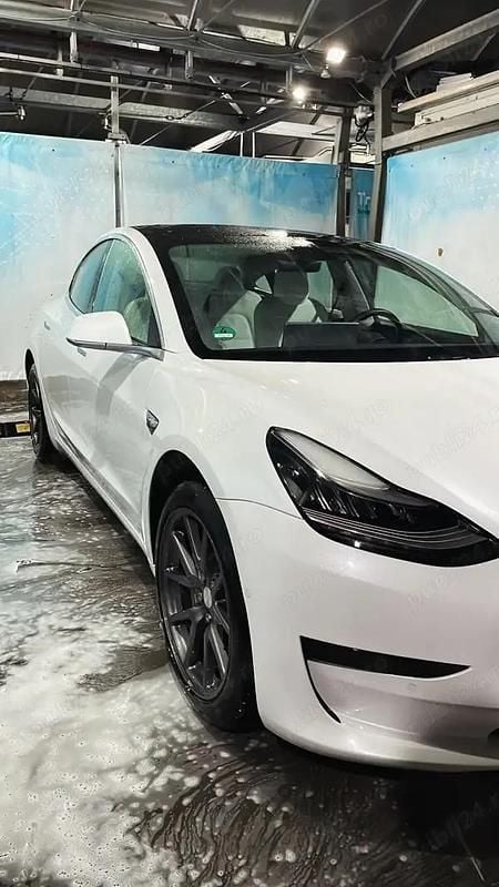 Second-hand Tesla Model 3 225 kW (306 CP) 2020 Alb Berlinǎ