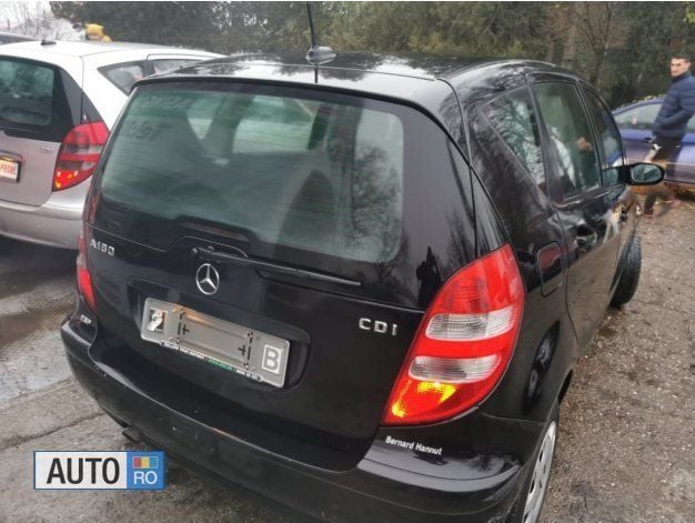 Second-hand Mercedes A180 110 CP (80 kW) 2007 Negru metalizat Hatchback