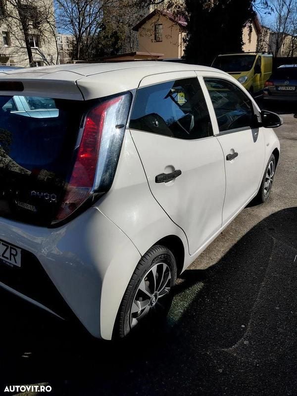Second-hand Toyota Aygo Play 69 CP (50 kW) 2017 Culoarealb Hatchback