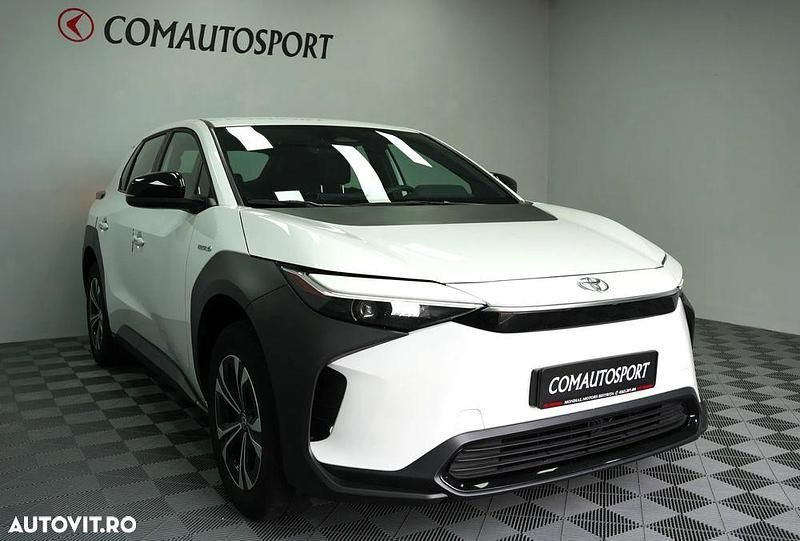 Culoarealb Utilizat 2022 Toyota bZ4X SUV | 28.900 EUR (Preț bun) - Imagine 1/4