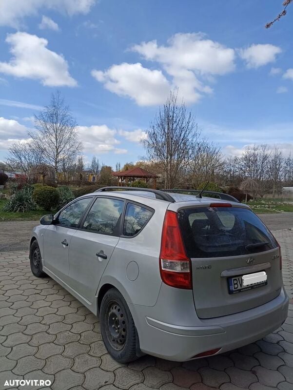 Gri Utilizat 2012 Hyundai i30 Break | 3.200 EUR (Preț bun) - Imagine 1/4