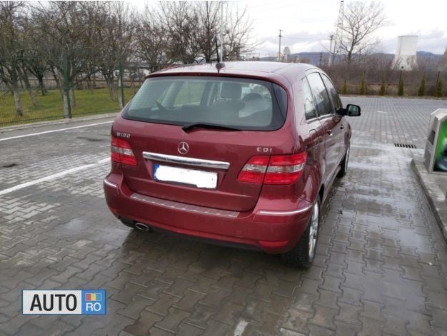 Rosu Utilizat 2011 Mercedes B180 Monovolum | 11.000 EUR - Imagine 1/4