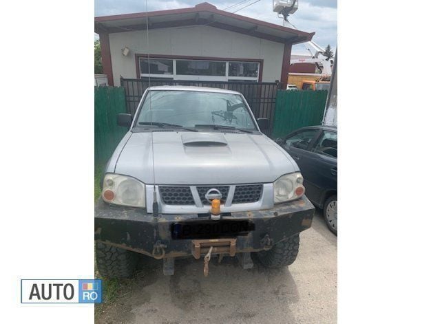 Gri Utilizat 2004 Nissan Navara Pickup | 4.000 EUR (Super Preț) - Imagine 1/4