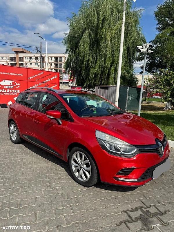 Culoarerosu Utilizat 2017 Renault Clio GrandTour Dynamique Break | 7.850 EUR (Preț OK) - Imagine 1/4