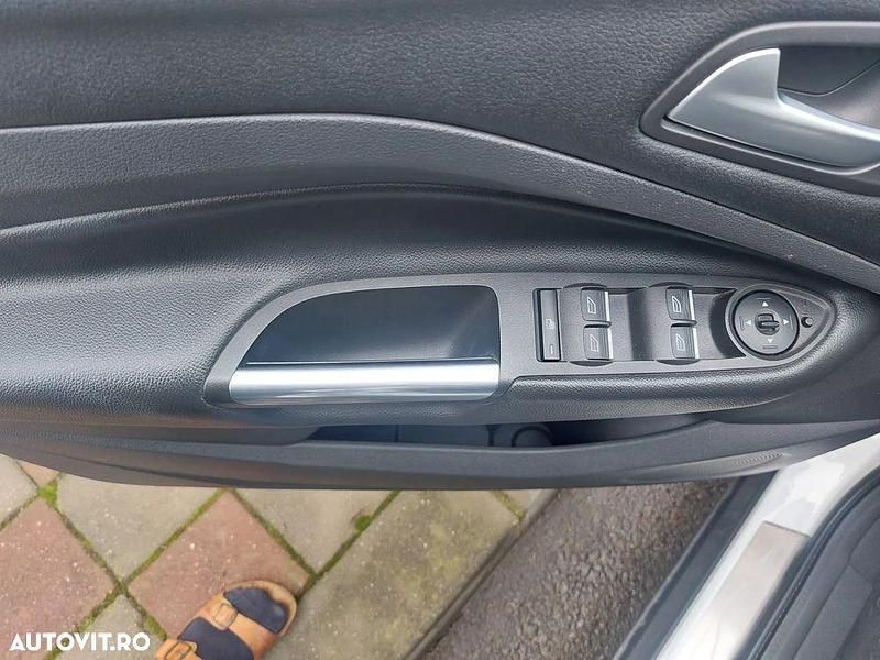 Second-hand Ford Kuga 120 CP (88 kW) 2017 Culoarealb SUV