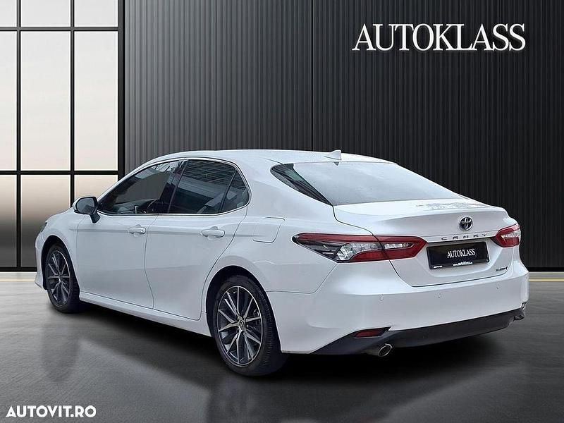 Second-hand Toyota Camry 218 CP (160 kW) 2021 Culoarealb Berlinǎ