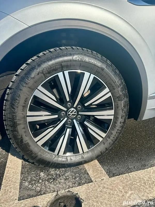 Second-hand VW Touareg Elegance 231 CP (169 kW) 2023 Argintiu SUV