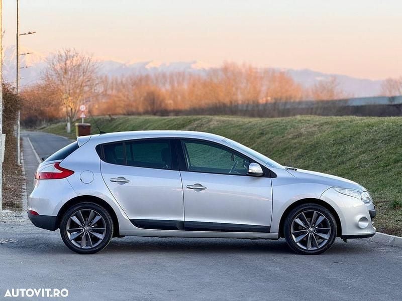 Second-hand Renault Mégane III Luxe 130 CP (95 kW) 2011 Culoareargint Hatchback