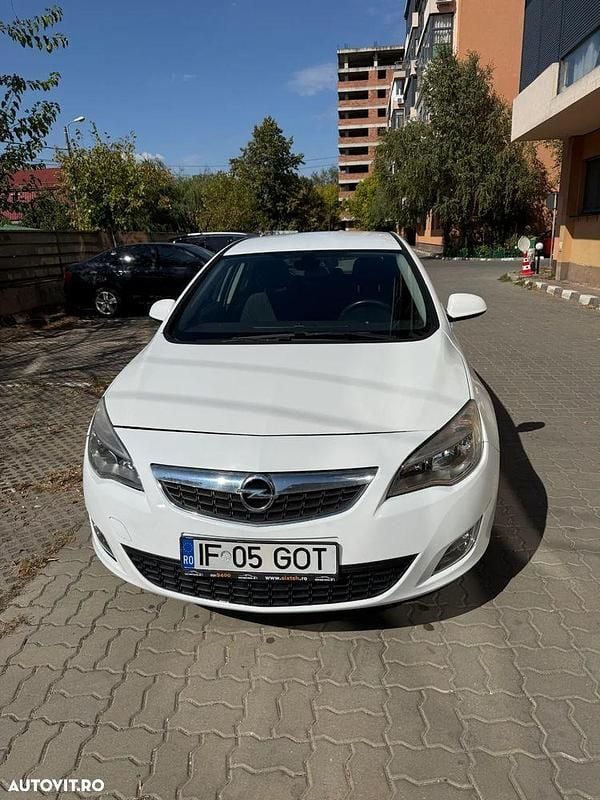 Culoarealb Utilizat 2011 Opel Astra Enjoy | 4.000 EUR (Preț bun) - Imagine 1/4
