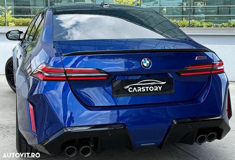 Nouă BMW M5 Shadowline 585 CP (430 kW) 2025 Albastru Berlinǎ