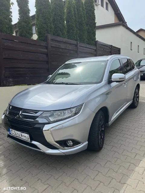 Gri Utilizat 2017 Mitsubishi Outlander P-HEV SUV | 21.560 EUR - Imagine 1/4
