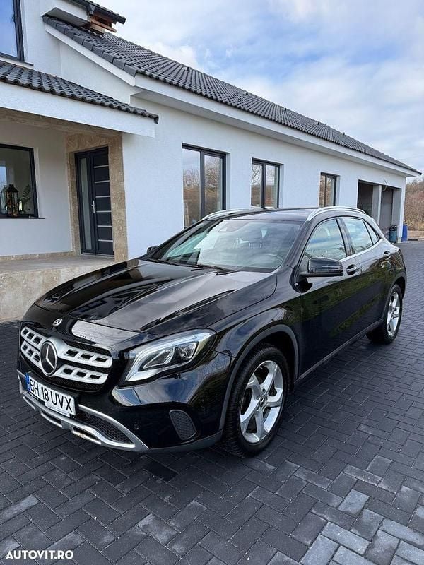 Culoarenegru Utilizat 2018 Mercedes GLA220 SUV | 15.500 EUR (Preț bun) - Imagine 1/4