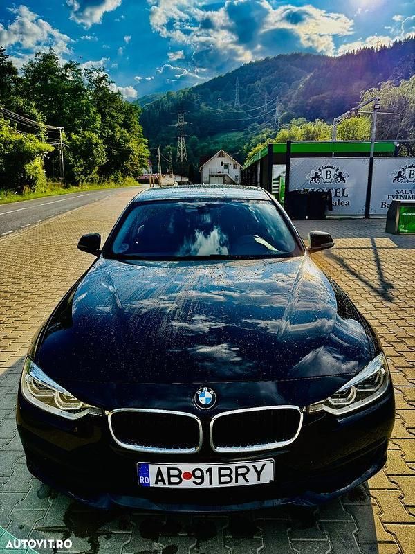 Culoarenegru Utilizat 2013 BMW 318 Sport Line Break | 10.000 EUR (Scump) - Imagine 1/4