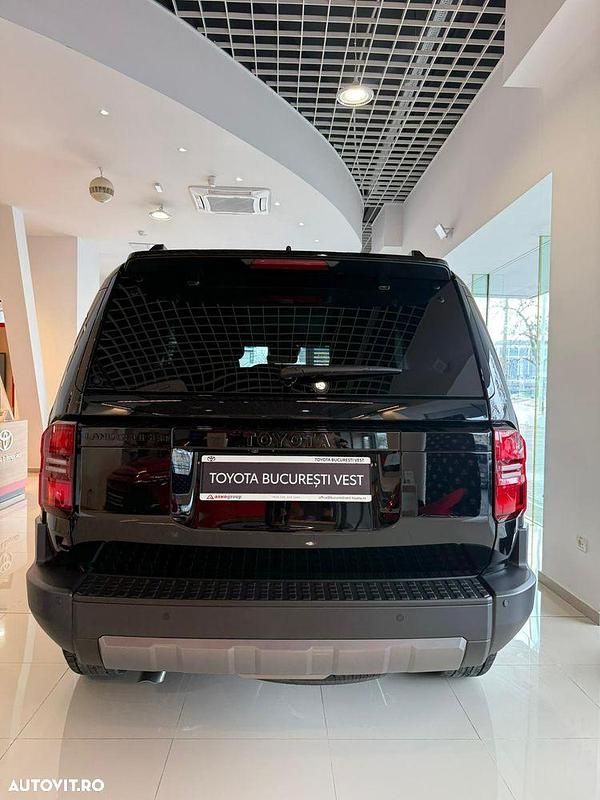 Nouă Toyota Land Cruiser Executive 204 CP (150 kW) 2025 Culoarenegru Berlinǎ